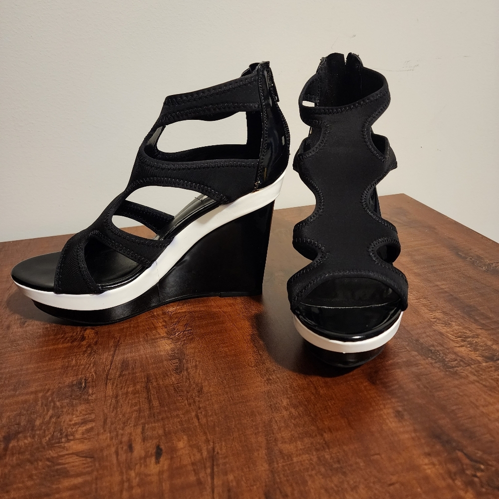 NWT - Simply Vera Wang Svettie Black & White Platform Wedges